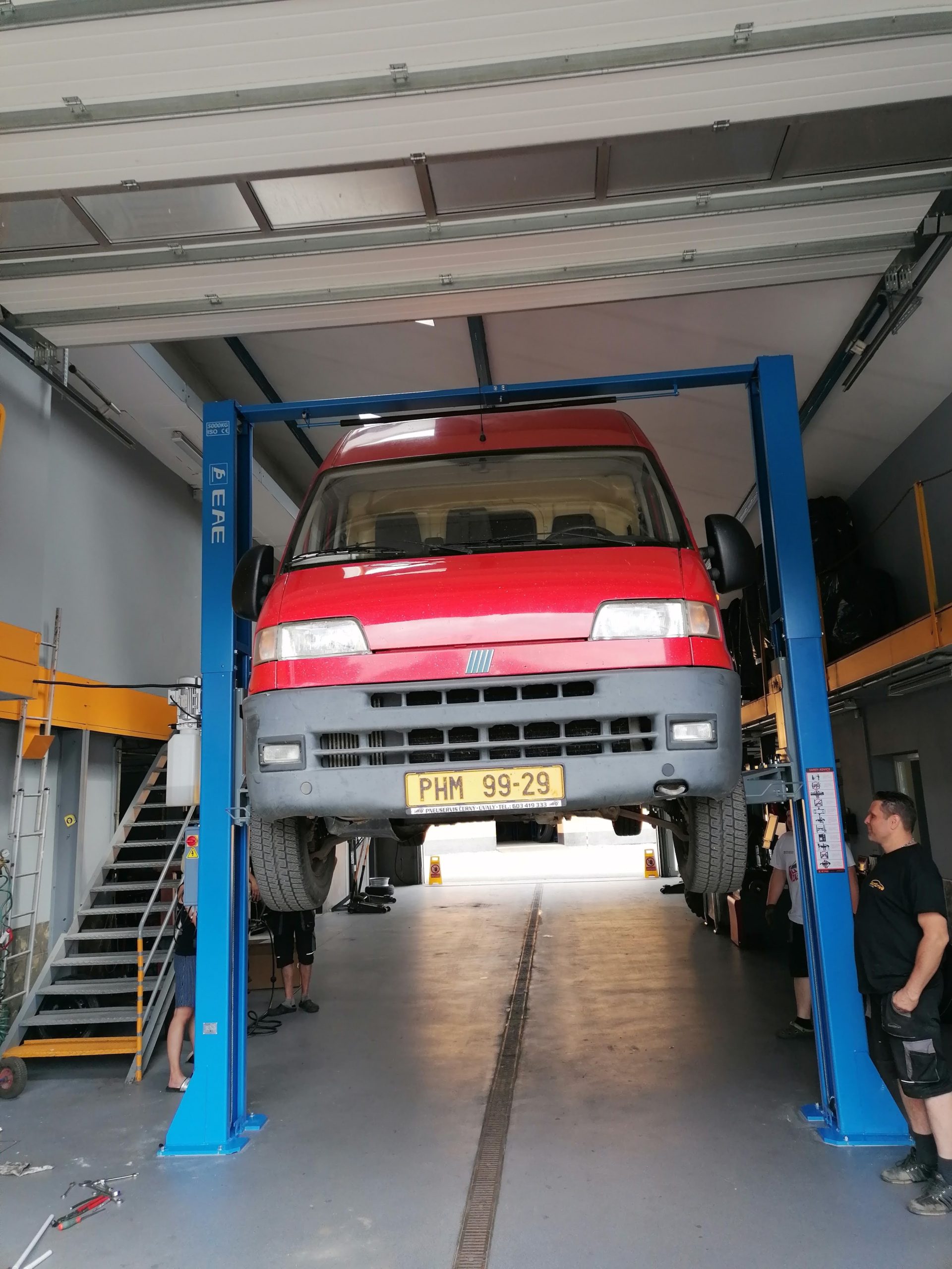 2-sloupový bezpřejezdový zvedák s nosností 5 tun