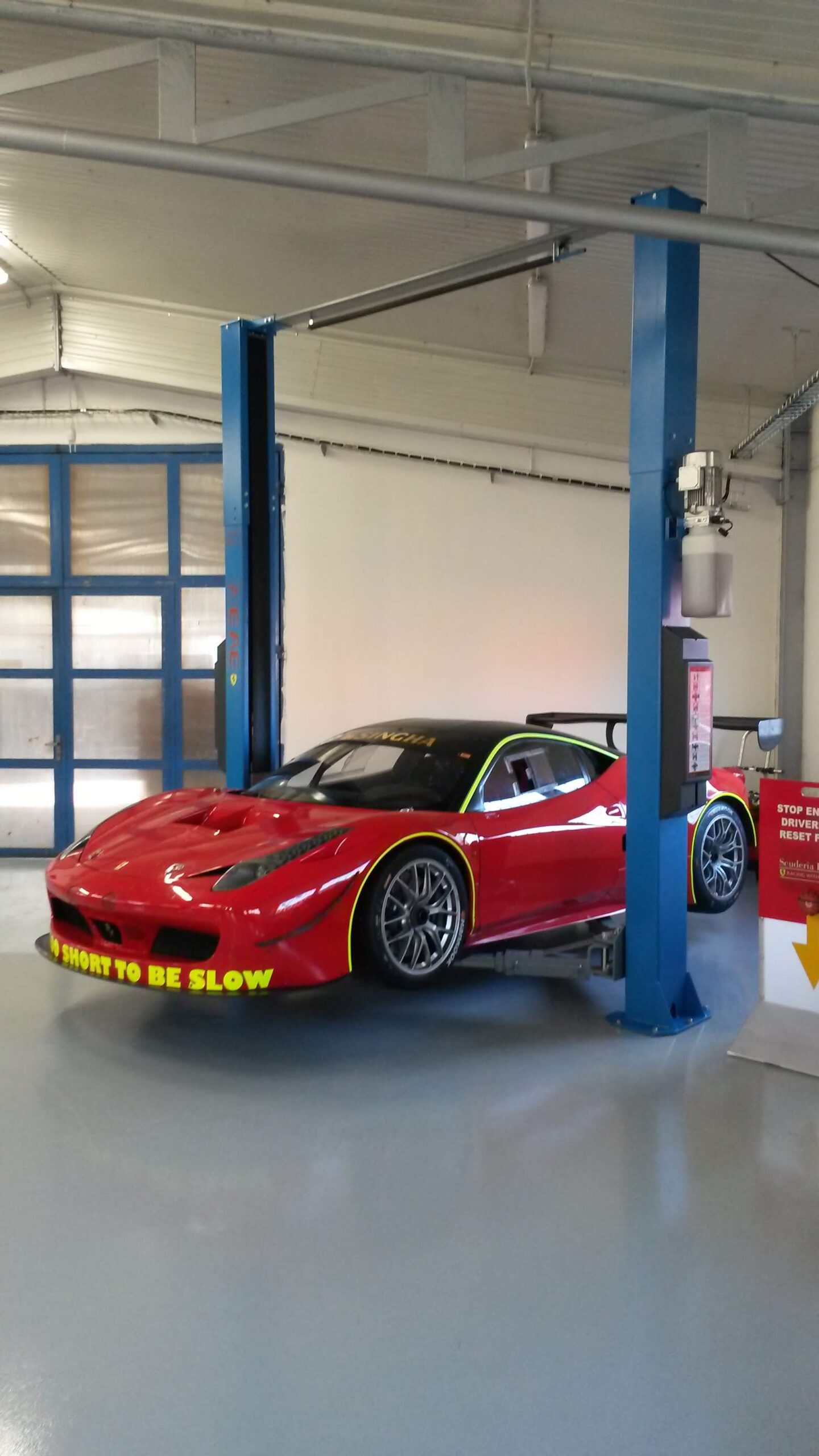 2-sloupový zvedák s horním propojením pro závodní tým