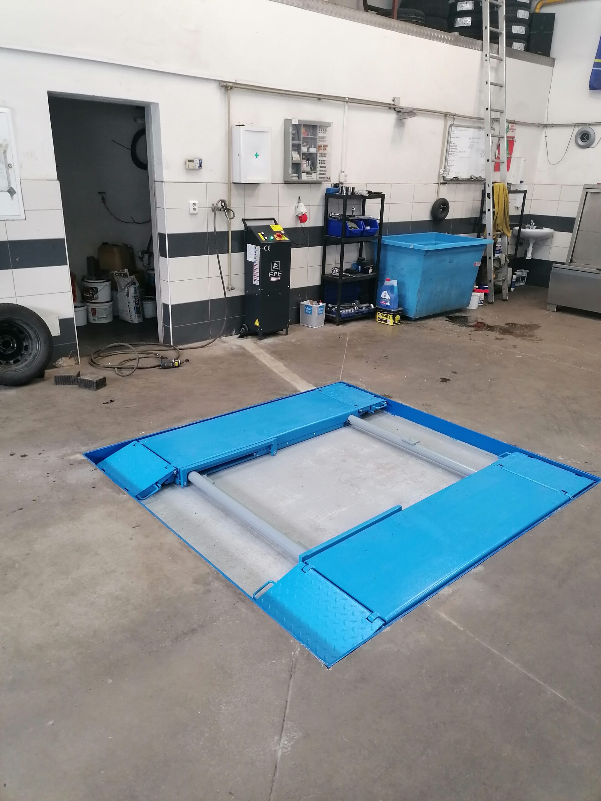 Nůžkový zvedák pro pneuservis