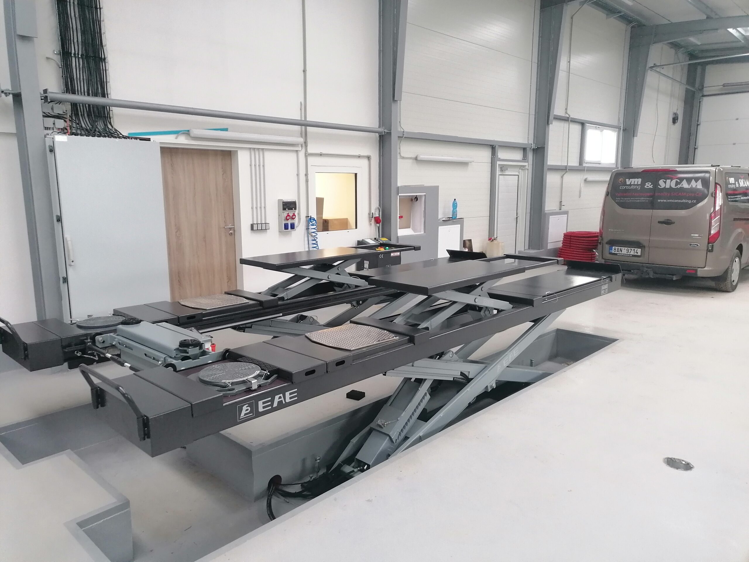 Velký nůžkový zvedák do podlahy