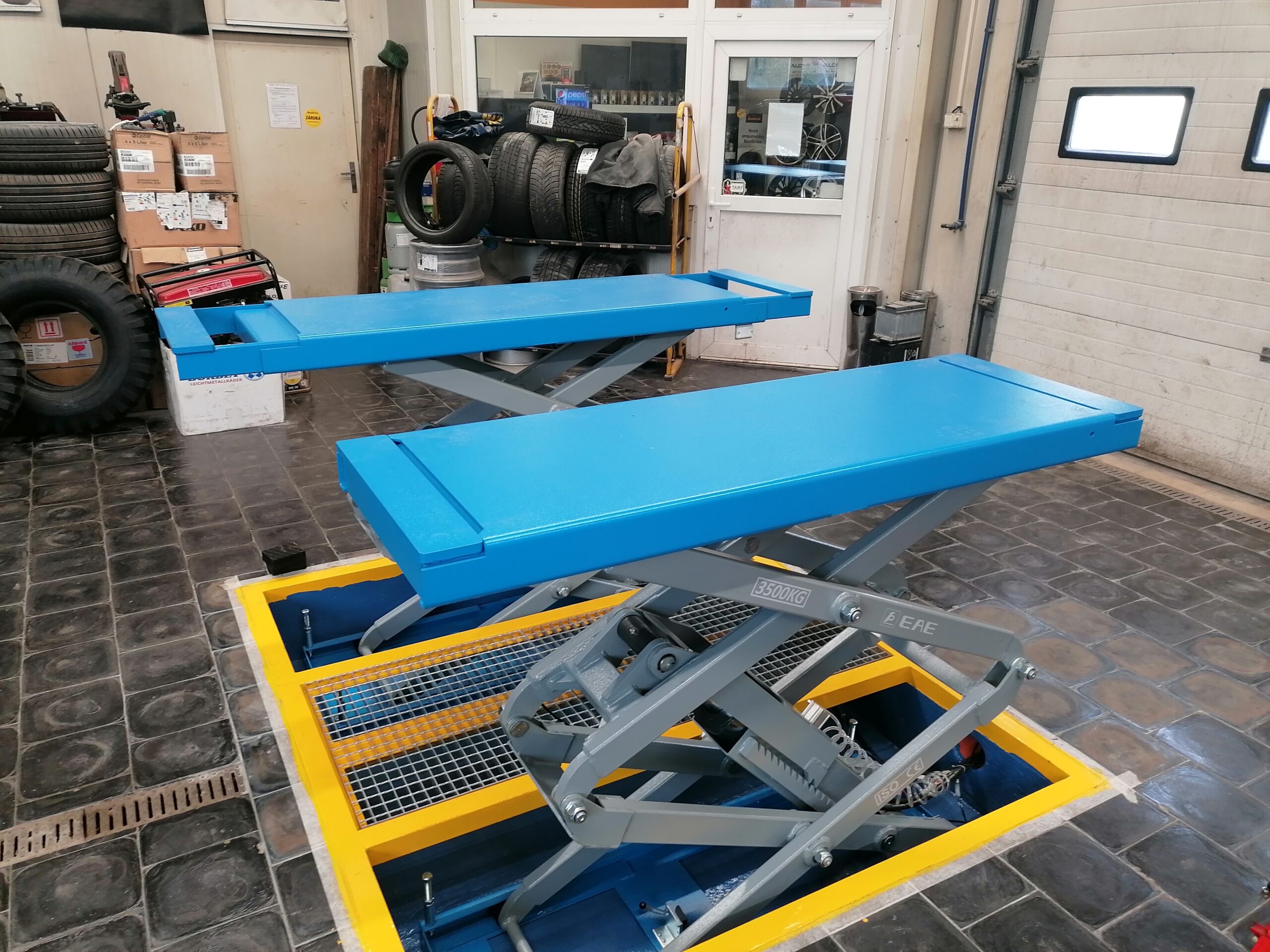 Nůžkový zvedák do podlahy