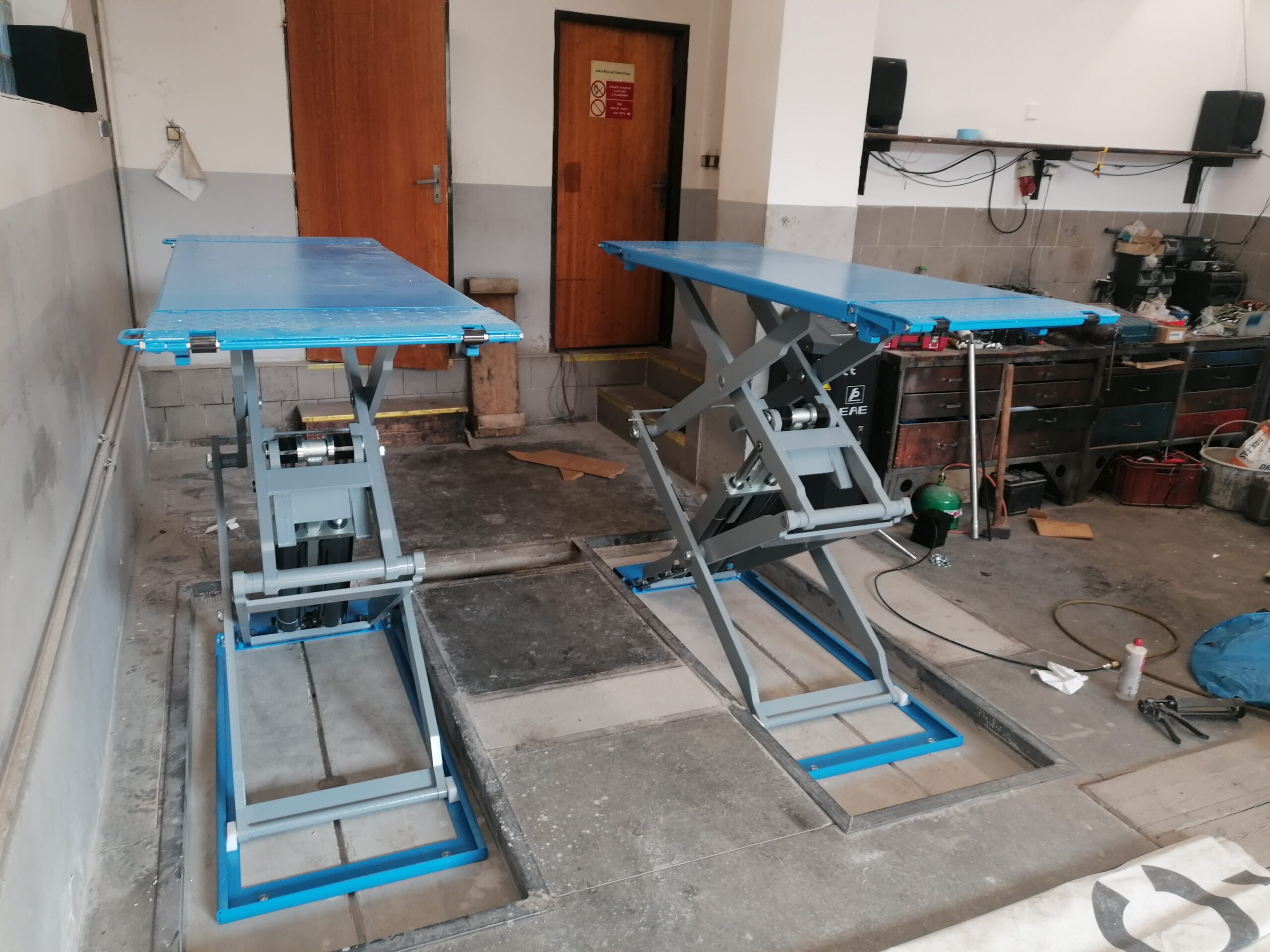 Nůžkový zvedák na podlahu (umístěný do podlahy)