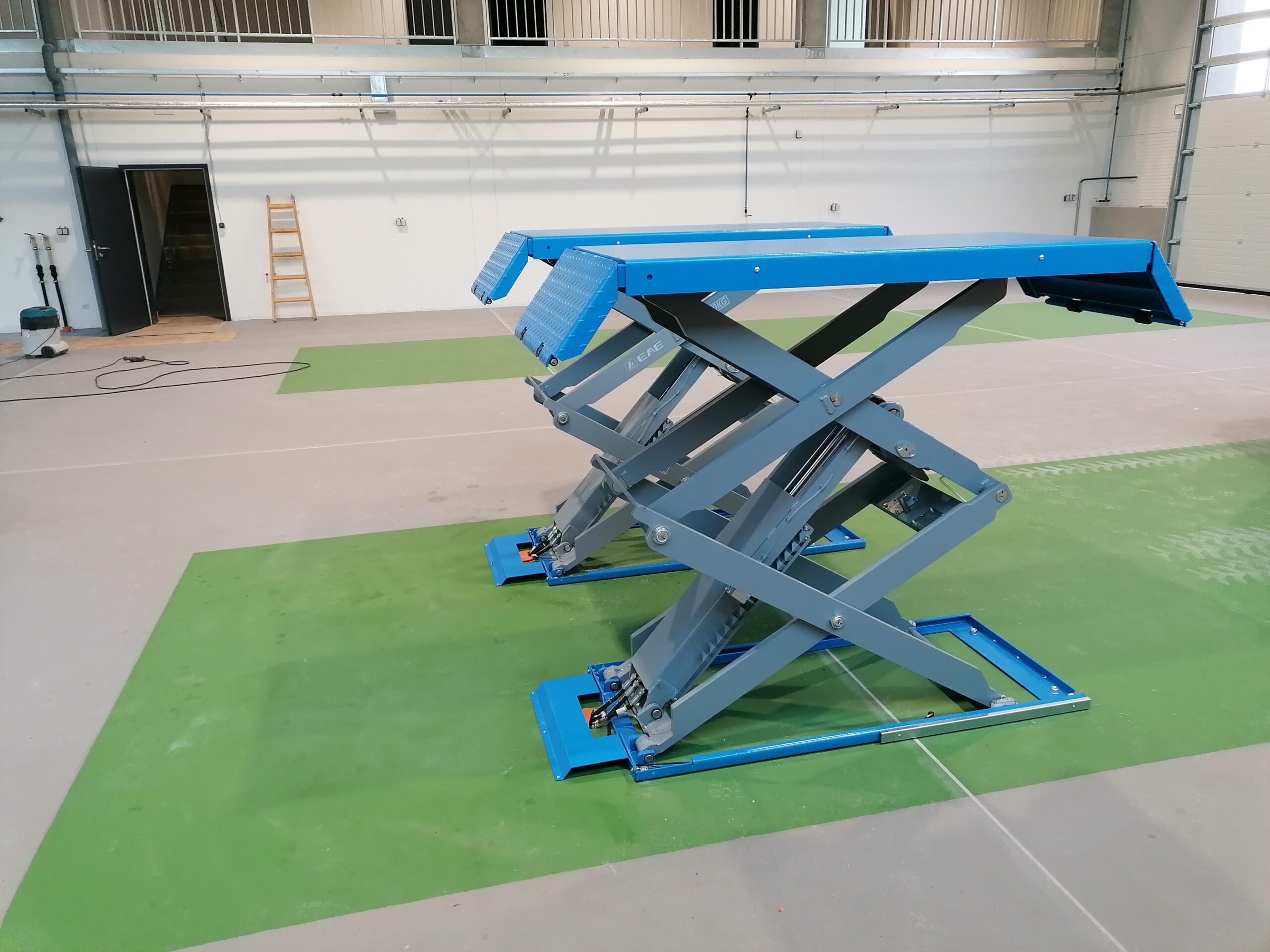 Nůžkový zvedák na podlahu