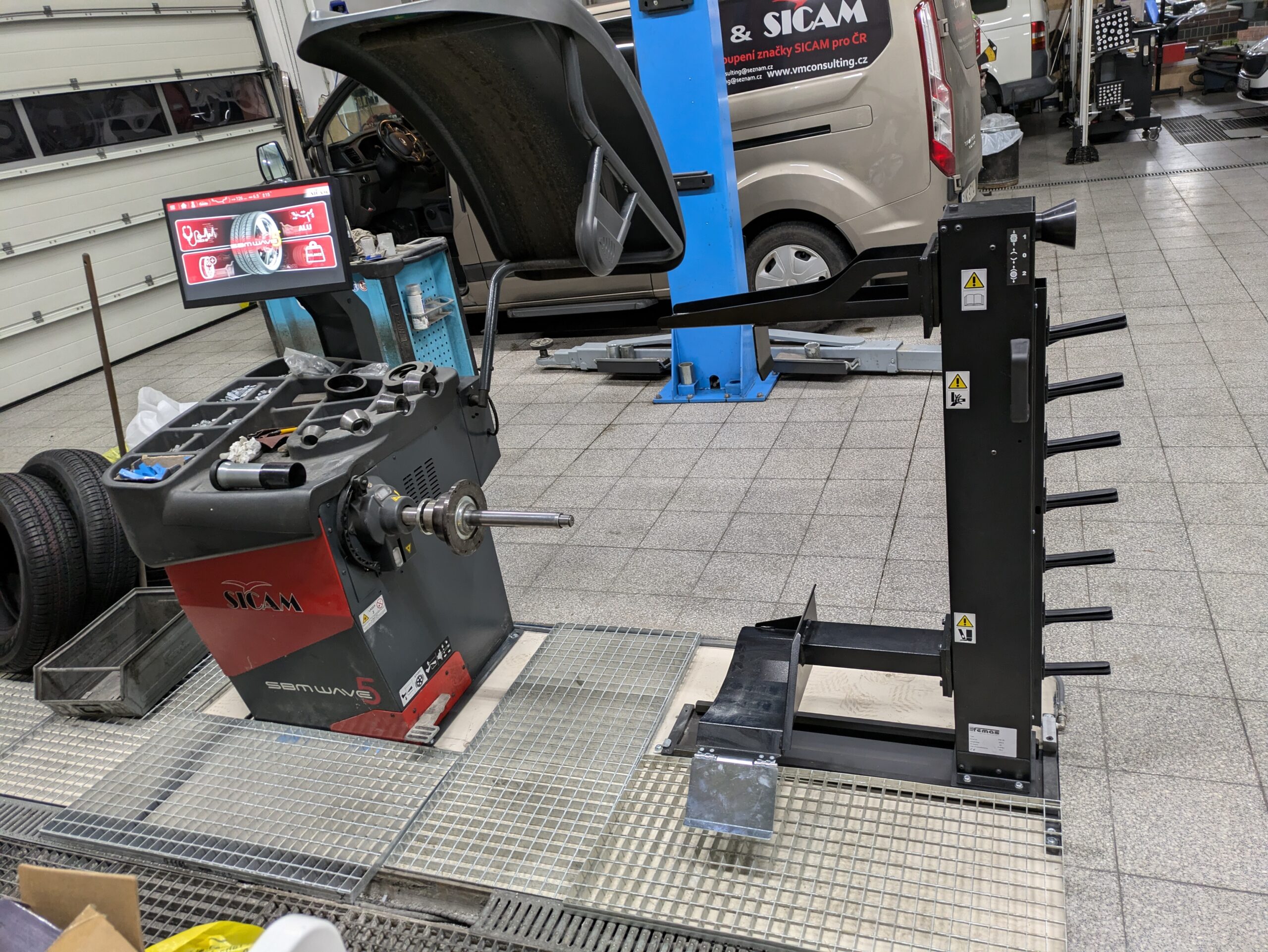 Vyvažovačka Sicam SBM Wave 5 a zvedák na kola Femas PWL 80