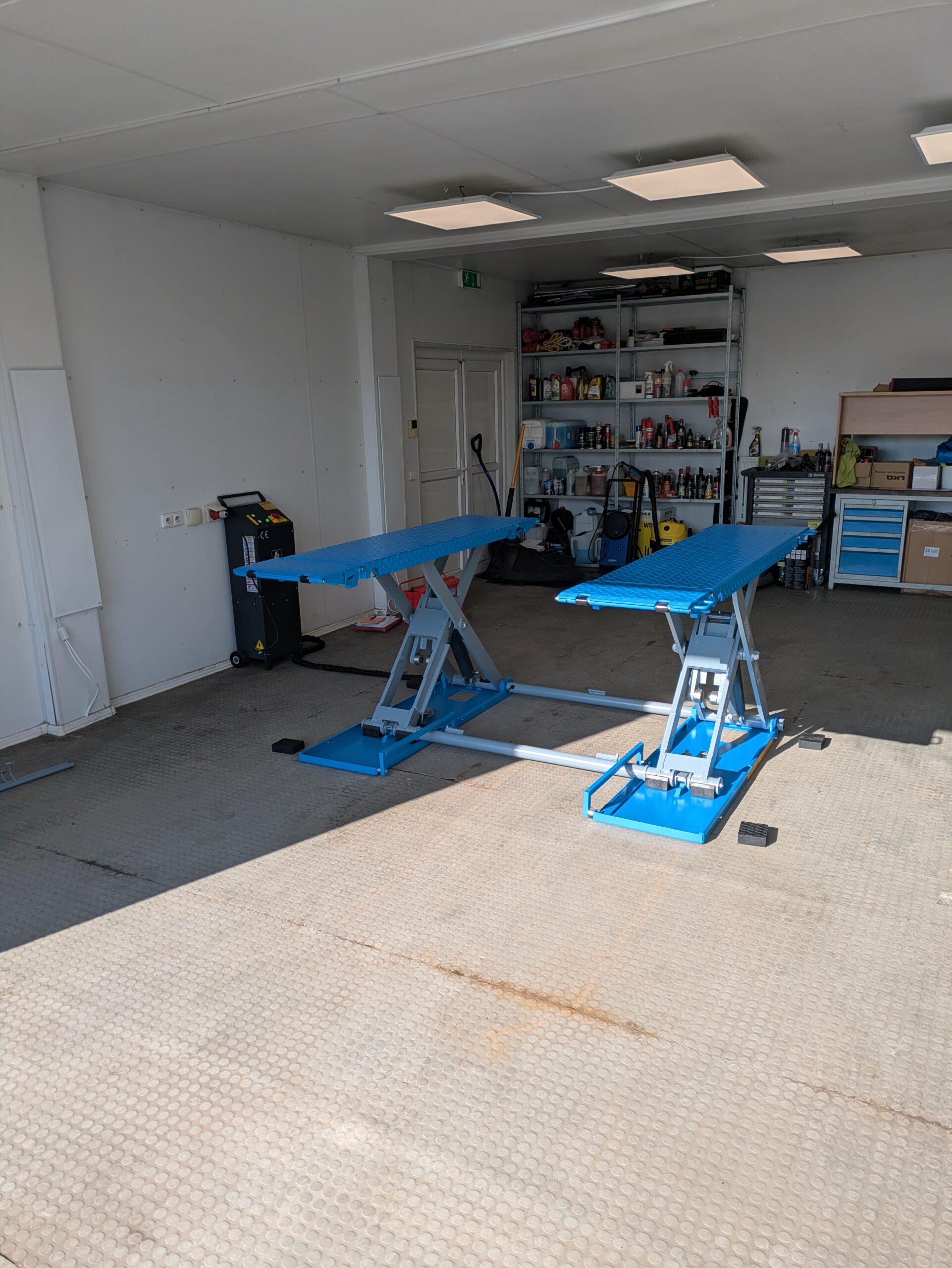 Nůžkový zvedák s nízkým zdvihem