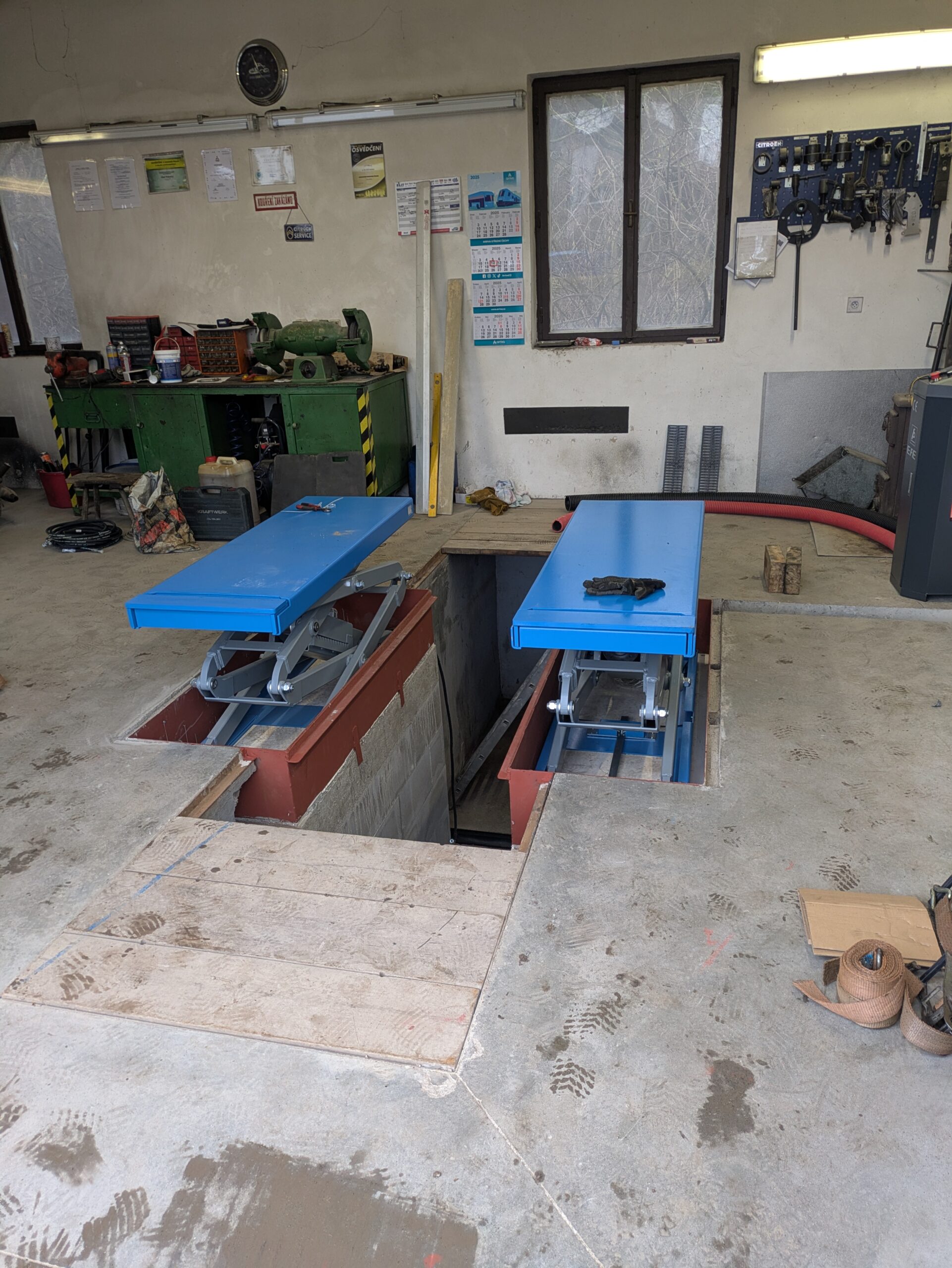 Nůžkový zvedák do podlahy