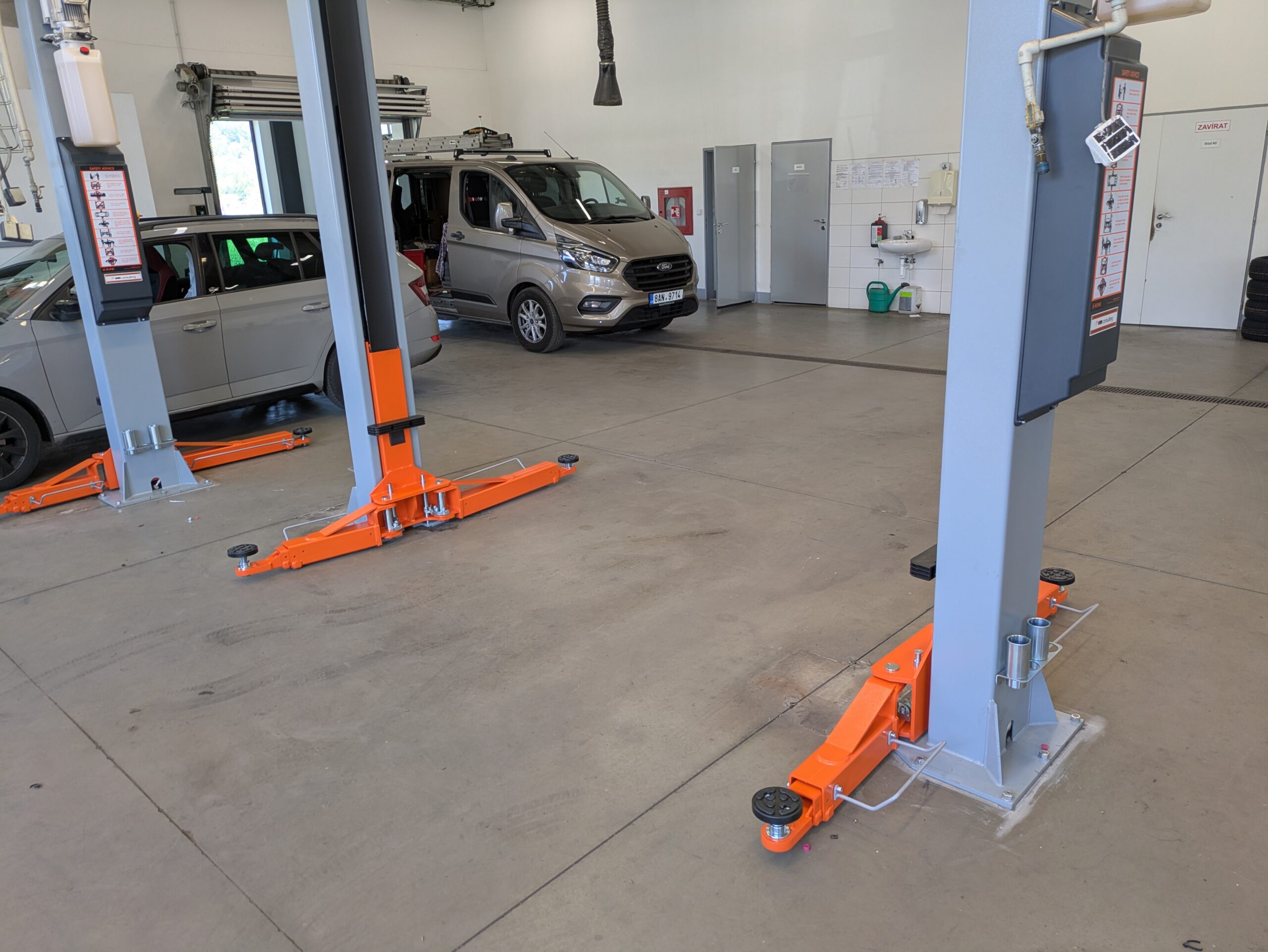 2-sloupové zvedáky v barvě na objednávku