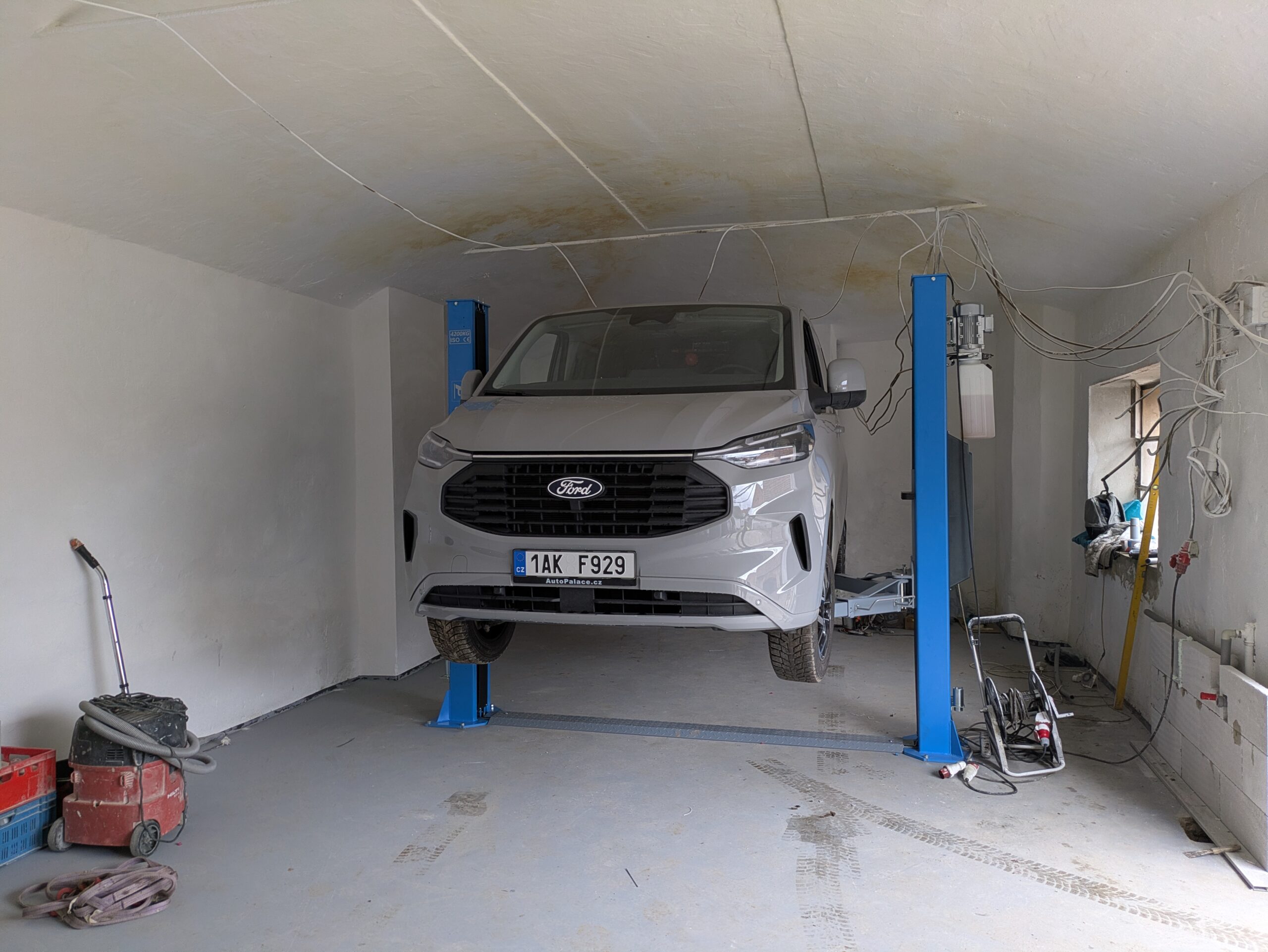 2ks dvouslopových zvedáků se spodním přejezdem